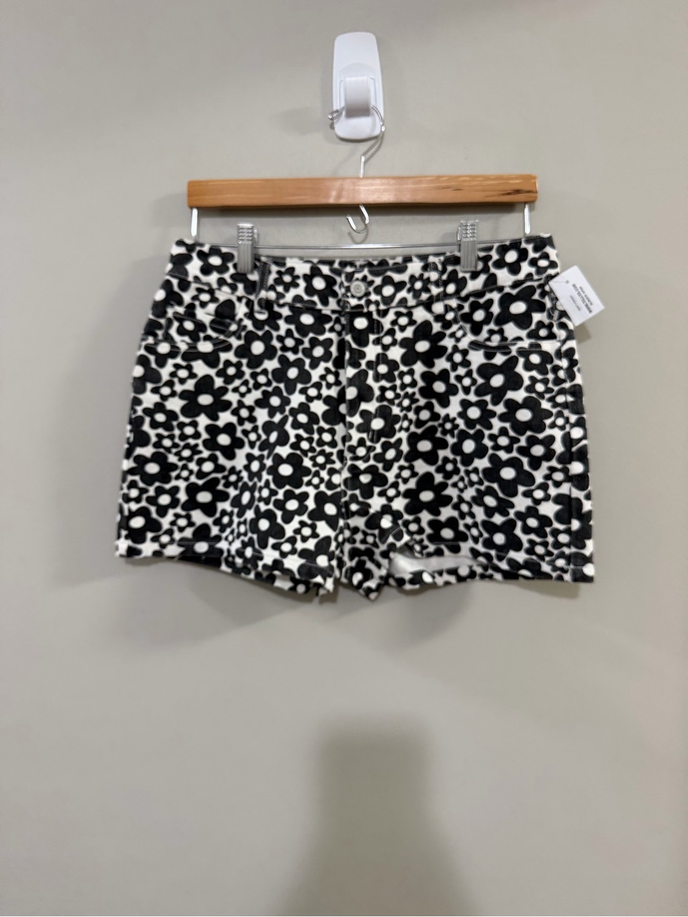 NWT Full Tilt Monochrome Floral Jean Shorts. Size 29